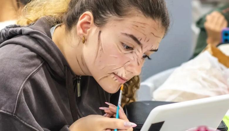 Avanzan las clases de la Diplomatura en Vestuario, Maquillaje y Peinado para la Escena