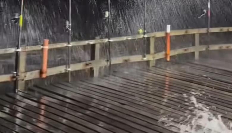 El mar brindó un espectáculo nocturno en el muelle de Mar del Tuyú