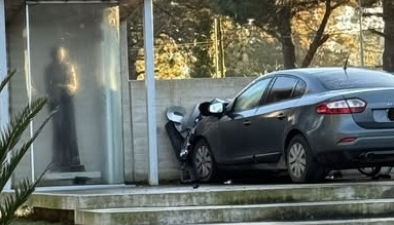 Un conductor se desvaneció al volante, chocó una moto y terminó impactando contra el paseo del Patrono