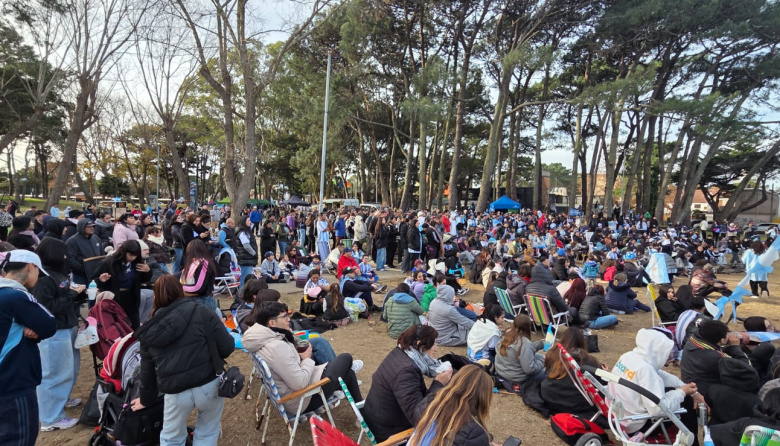 Una plaza colmada de pasión celebró otra victoria de la Selección Argentina