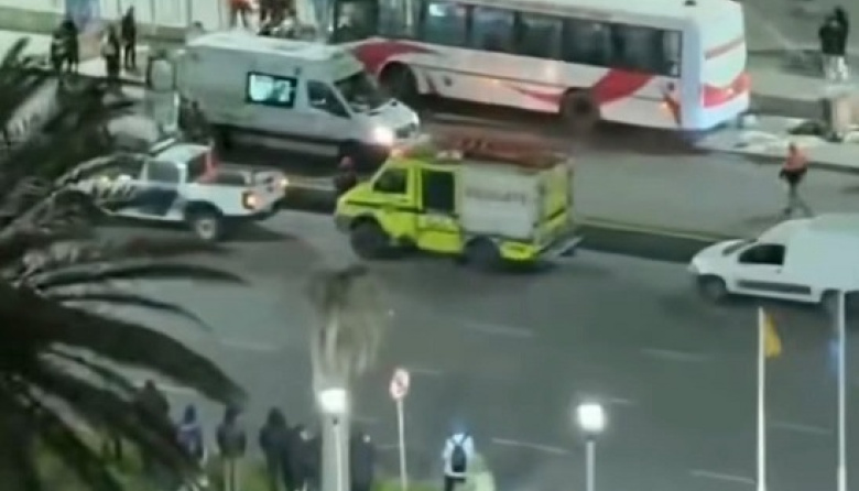 Un colectivo se subió a la vereda, atropelló a varias personas y dejó una víctima fatal