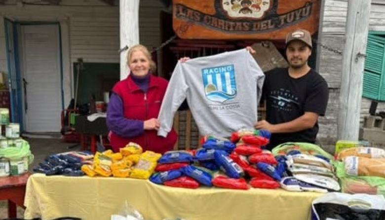 Racing de La Costa reunió alimentos y nueve bolsones de ropa para un merendero local