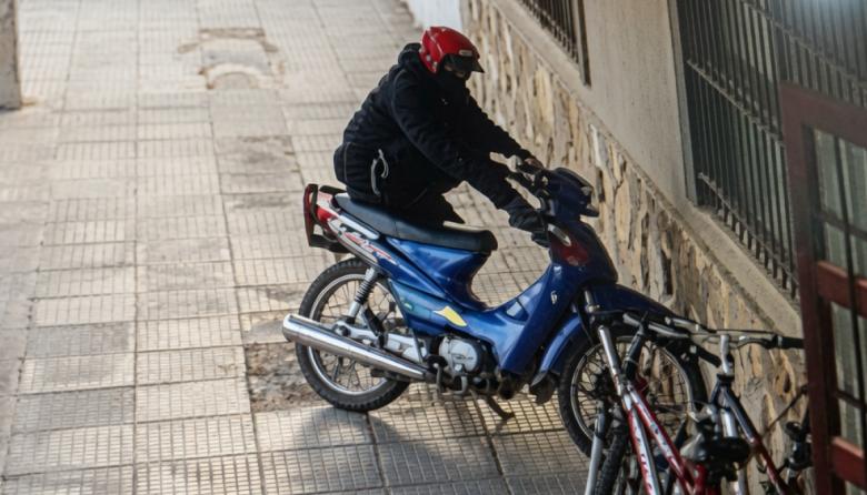 Robaron una moto frente a una escuela, fueron identificados y quedaron en libertad por ser menores