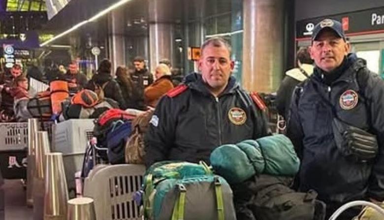 Orgullo costero: dos bomberos y sus perros de rescate viajan a Venezuela para colaborar tras los terremotos