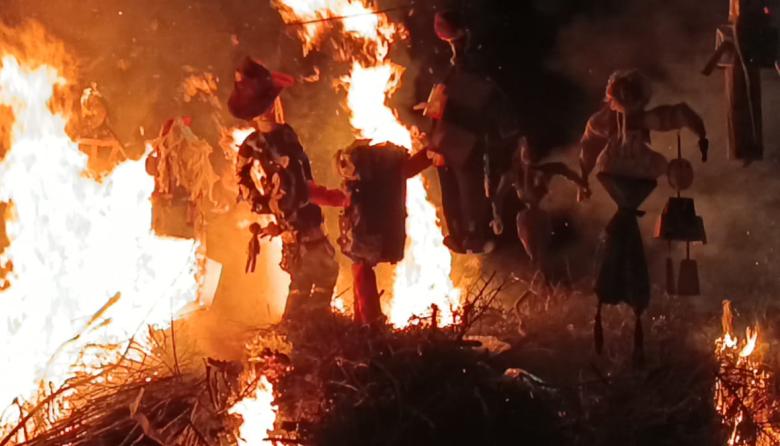 La Quema de San Juan y San Pedro volvió a reunir a cientos de vecinos en San Clemente