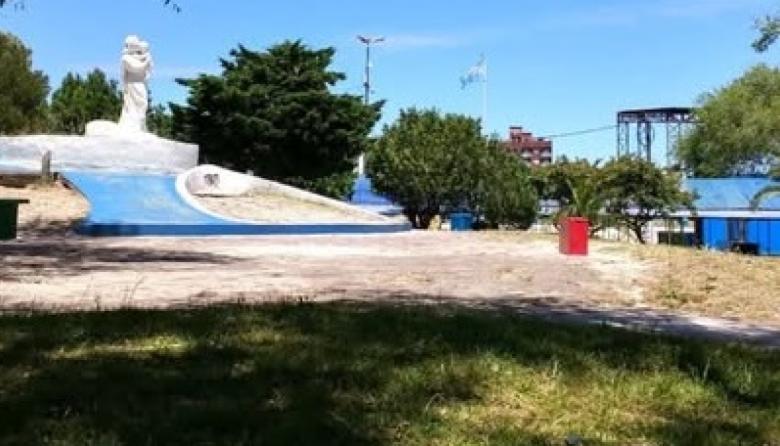El Club de Pesca y Náutica de San Clemente donó materiales para mejorar el sistema de riego de la Plaza Pereira