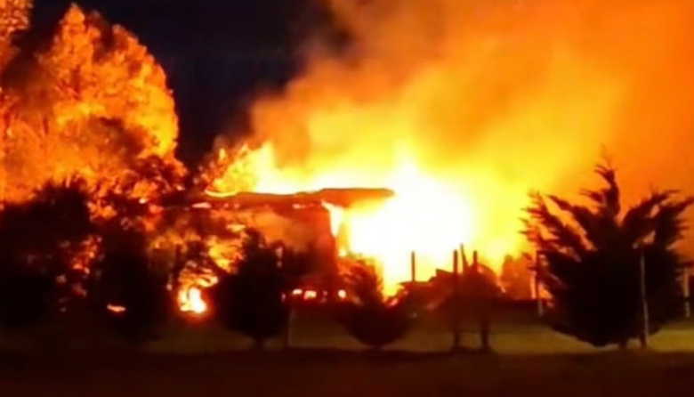 Importante incendio destruyó una cabaña y movilizó un amplio operativo de emergencia
