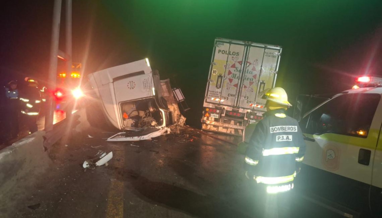 Volcó un camión en la Ruta 2 cerca de Dolores y el tránsito permanece totalmente cortado