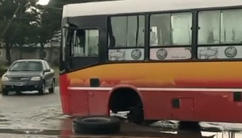 Un colectivo perdió una rueda mientras circulaba y no hubo heridos