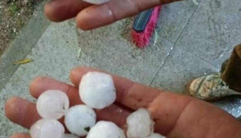 Un intenso granizo sorprendió a San Clemente del Tuyú durante la tormenta