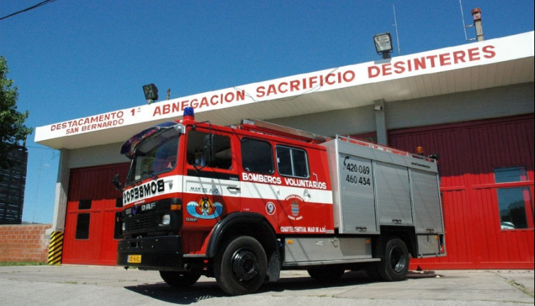 Incendio en  la Escuela Primaria N°6 de Mar del Tuyú; bomberos voluntarios trabajan para controlar el fuego