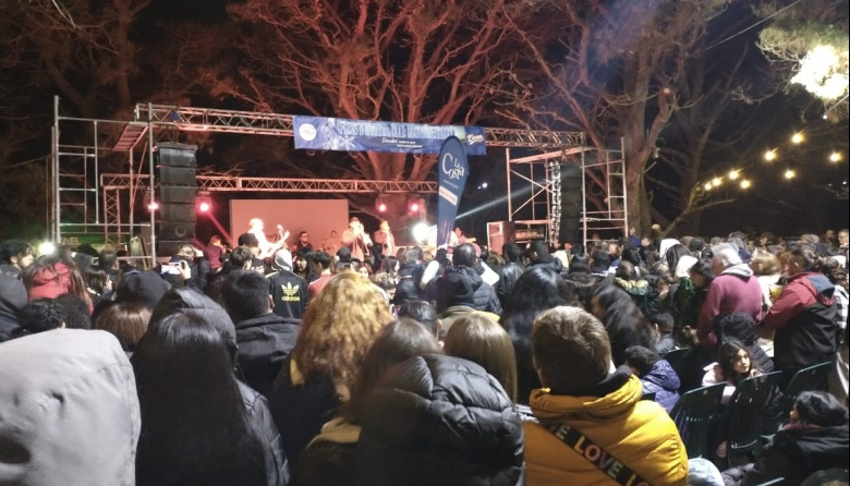 Festival de Invierno : música, juegos y gastronomía dieron el marco a un evento que congregó una multitud en Plaza Alte. Brown