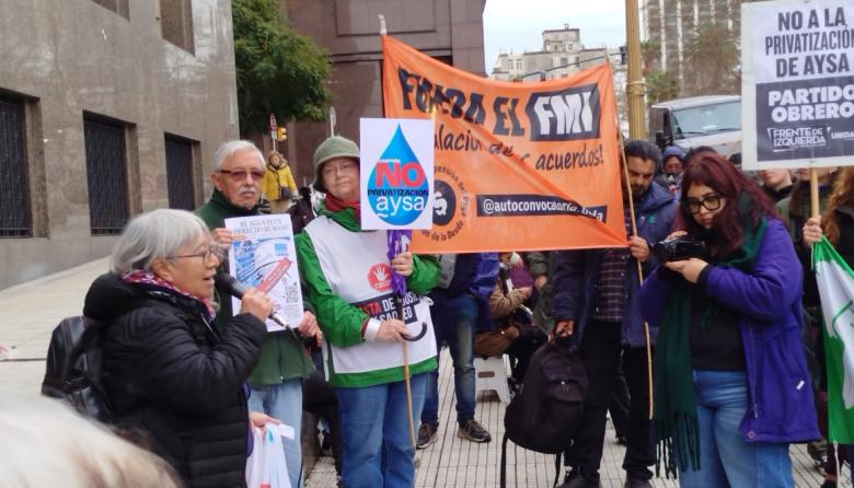 Movilización frente al Ministerio de Economía en rechazo a la privatización de Aysa