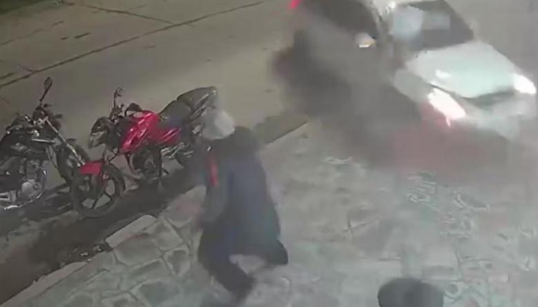 Una camioneta volcó, atropelló a cinco personas y destruyó un almacén: un muerto