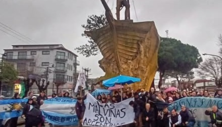 Bajo la lluvia, se manifestaron en Mar de Ajó en defensa de la Ley de Tierras