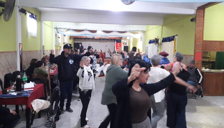 La nueva comisión del Centro de Jubilados Talas del Sur retomó las actividades con una gran peña bailable