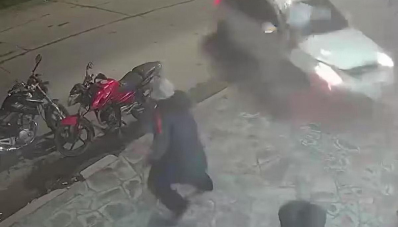 Una camioneta volcó, atropelló a cinco personas y destruyó un almacén: un muerto