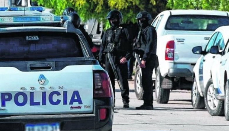 Tensión y disturbios en Mar del Plata: ataques a automovilistas, robos y un auto incendiado que explotó