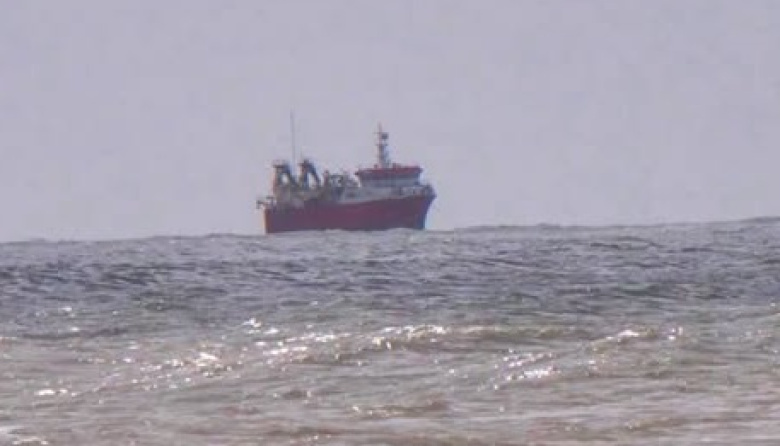 Dos grandes barcos pesqueros quedaron fondeados frente a las costas de La Costa por el fuerte viento