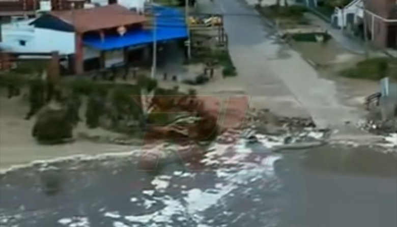 Avanza el mar en Las Toninas: la marea llegó hasta las bajadas y quedó a pocos metros de las viviendas