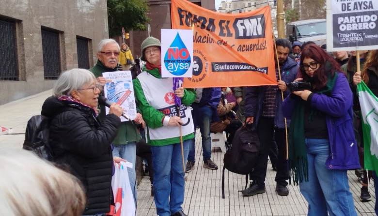 Movilización frente al Ministerio de Economía en rechazo a la privatización de Aysa