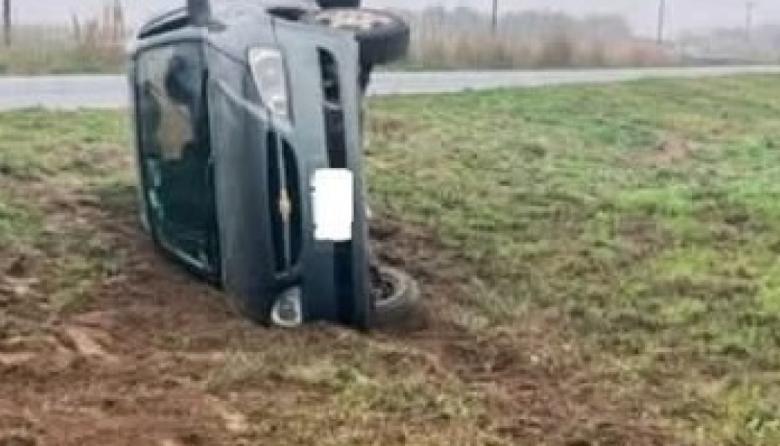 Volcó un auto en la Ruta 11 entre Santa Teresita y Las Toninas: el conductor salió ileso