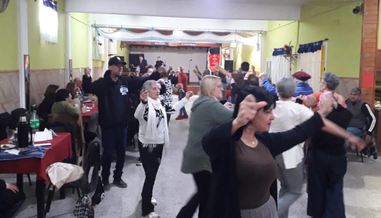 La nueva comisión del Centro de Jubilados Talas del Sur retomó las actividades con una gran peña bailable