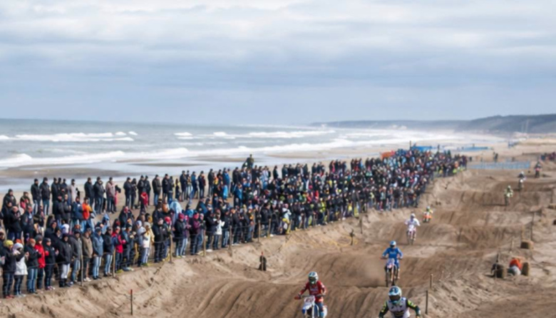Impactante caída de un piloto durante una competencia del Enduro en Pinamar
