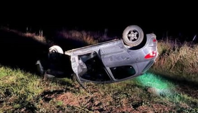 Vuelco en Ruta 11 a la altura de Punta Médanos: un conductor fue asistido tras despistar