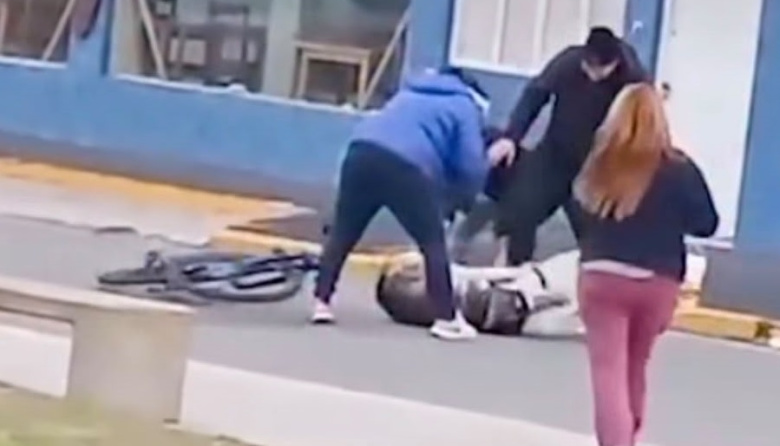 Un menor resultó herido al intentar separar a dos perros en las inmediaciones de una escuela