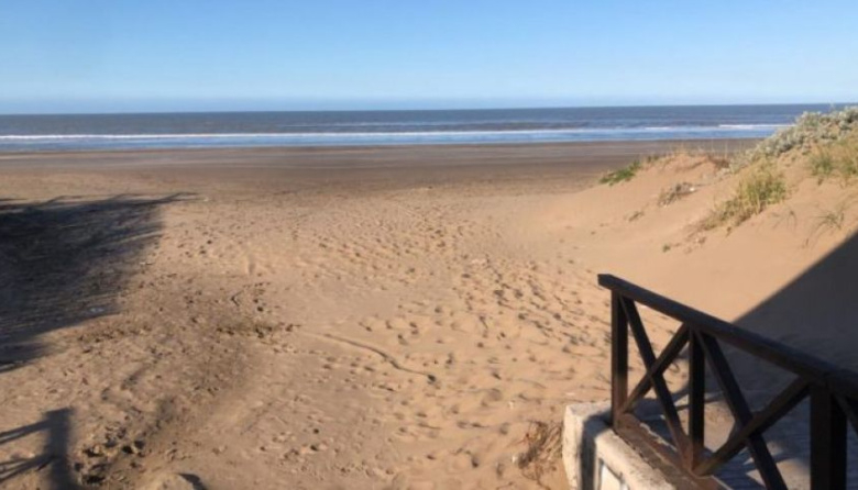 Mar del Tuyú refuerza la protección de los médanos y pide no atravesarlos para llegar a la playa