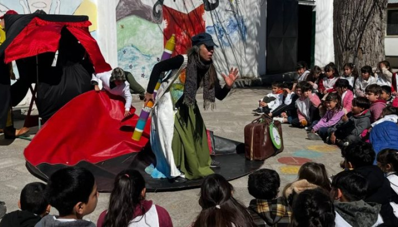 La Escuela Primaria N° 8 de Mar de Ajó recibió una obra teatral sobre el uso responsable de las pantallas