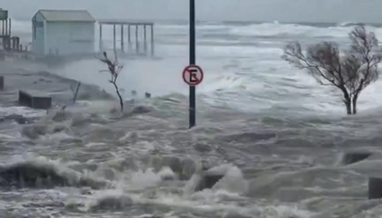 El mar volvió a avanzar sobre la costanera de Monte Hermoso