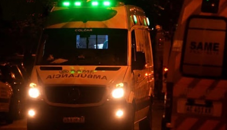 Una moto chocó contra un colectivo en Mar de Ajó y el conductor sufrió heridas leves