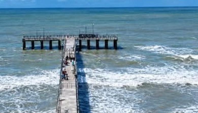 Buscan a dos kayakistas que ingresaron al mar en Santa Teresita y no regresaron