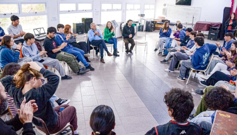 Juan de Jesús visitó la Escuela de Bellas Artes de San Clemente y dialogó con estudiantes y docentes