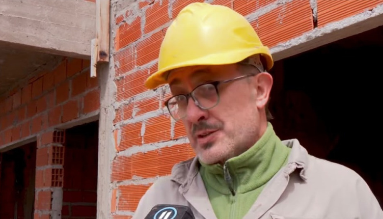 Un cura que se gana la vida en la construcción y dedica sus tardes a la parroquia