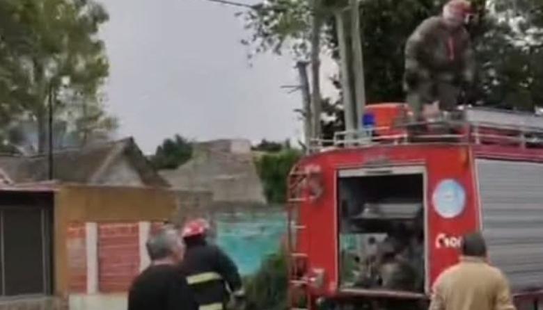 Un voraz incendio destruyó por completo una vivienda en Calle 48 entre Av. Novena y 51