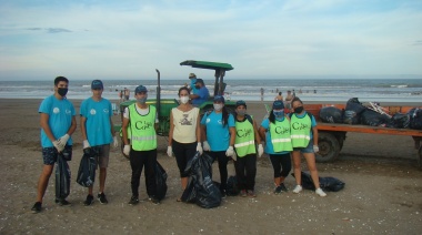 Reflexiones sobre una concejal que junta residuos con una cuadrilla en playas de San Clemente del Tuyú