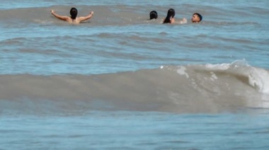Guardavidas fuera de servicio rescataron a cuatro jóvenes del mar