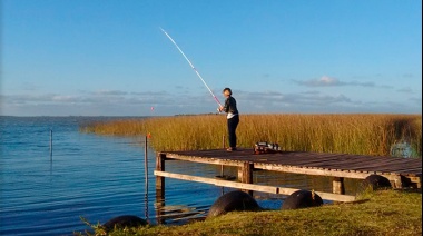 Por precaución ante la aparición de peces muertos, prohíben la pesca en la laguna Salada Grande