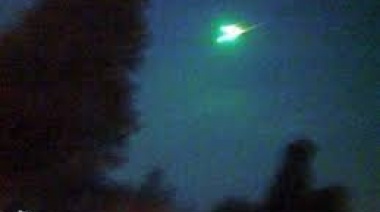 Se observó un misterioso objeto luminoso que surcó el cielo en Tres Fronteras