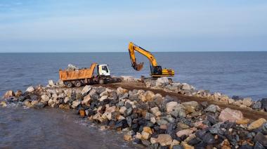 Concluida la escollera de la histórica obra comienza la construcción del primer rompeola