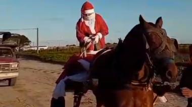 Papá Noel visitó la Cooperativa Sueño Costero: dejando regalos y golosinas pasó por Talas Sur rumbo al Puerto