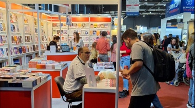 El colega Leandro Balducci presentó su ejemplar “Bernao, ídolo y loco”, en la Feria del Libro