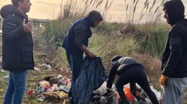 Operativo de limpieza en el Triángulo del Tuyú tras denuncia de descarte de residuos domiciliarios