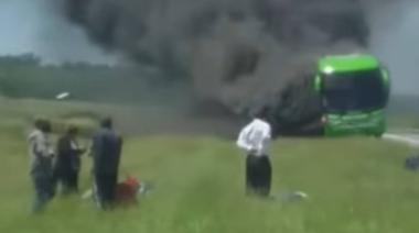 Incendio en un micro de la empresa Vía TAC sobre la Ruta 11: pasajeros ilesos, pero con pérdidas materiales totales