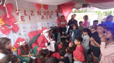 Papá Noel pasó por Barrio Talas Sur dejando juguetes para los niños y niñas, y una felicidad inmensa en la barriada