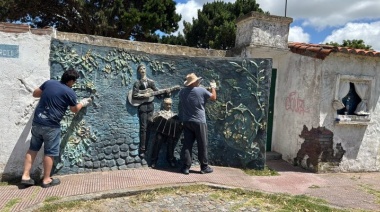 "Muraleros" restauran el mural de La Plaza del Tango en Santa Teresita