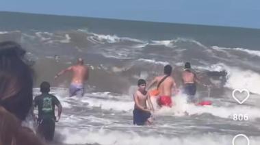 Rescate exitoso en el mar: Guardavidas salvaron a dos personas en situación de ahogamiento